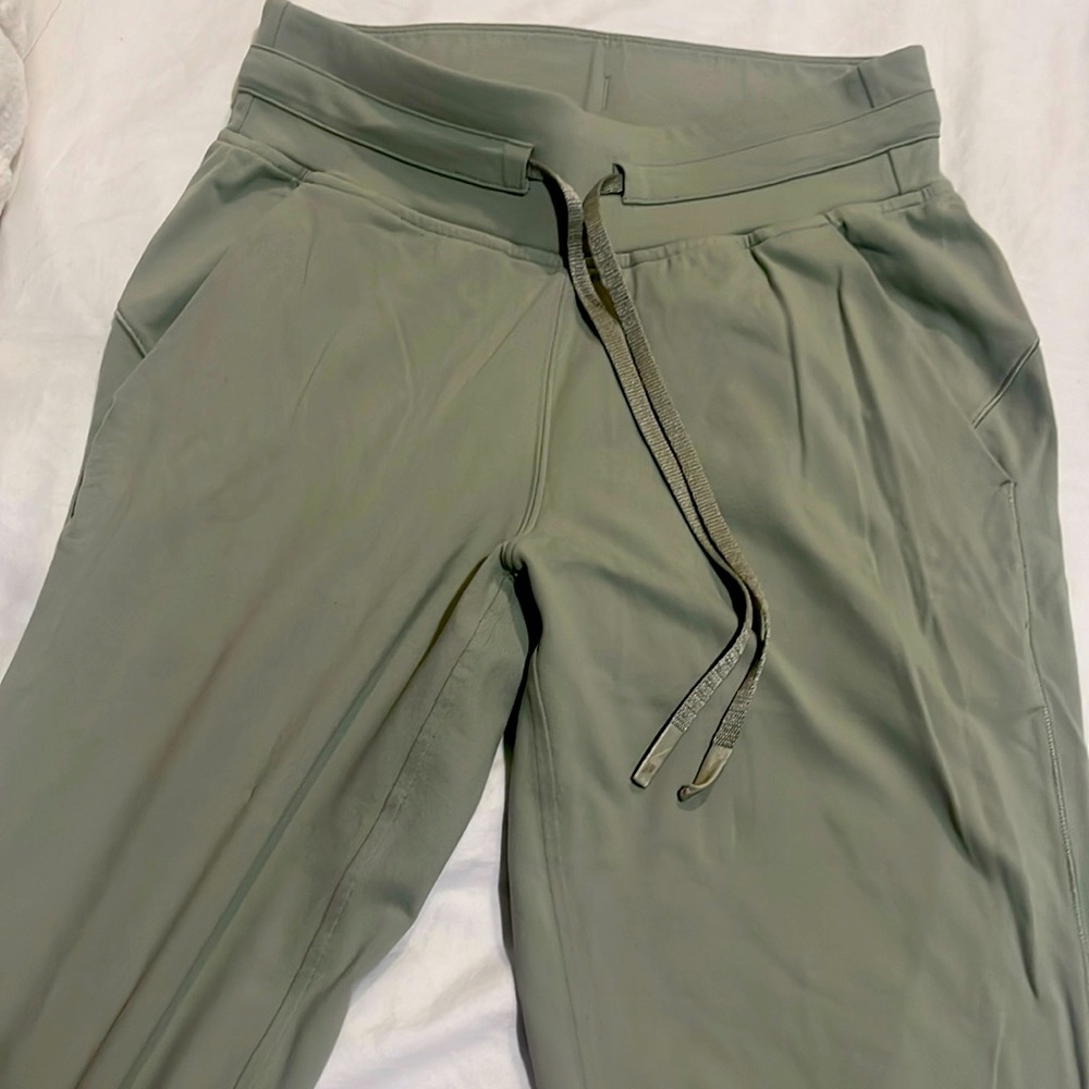 Lululemon women’s joggers size 4, like New